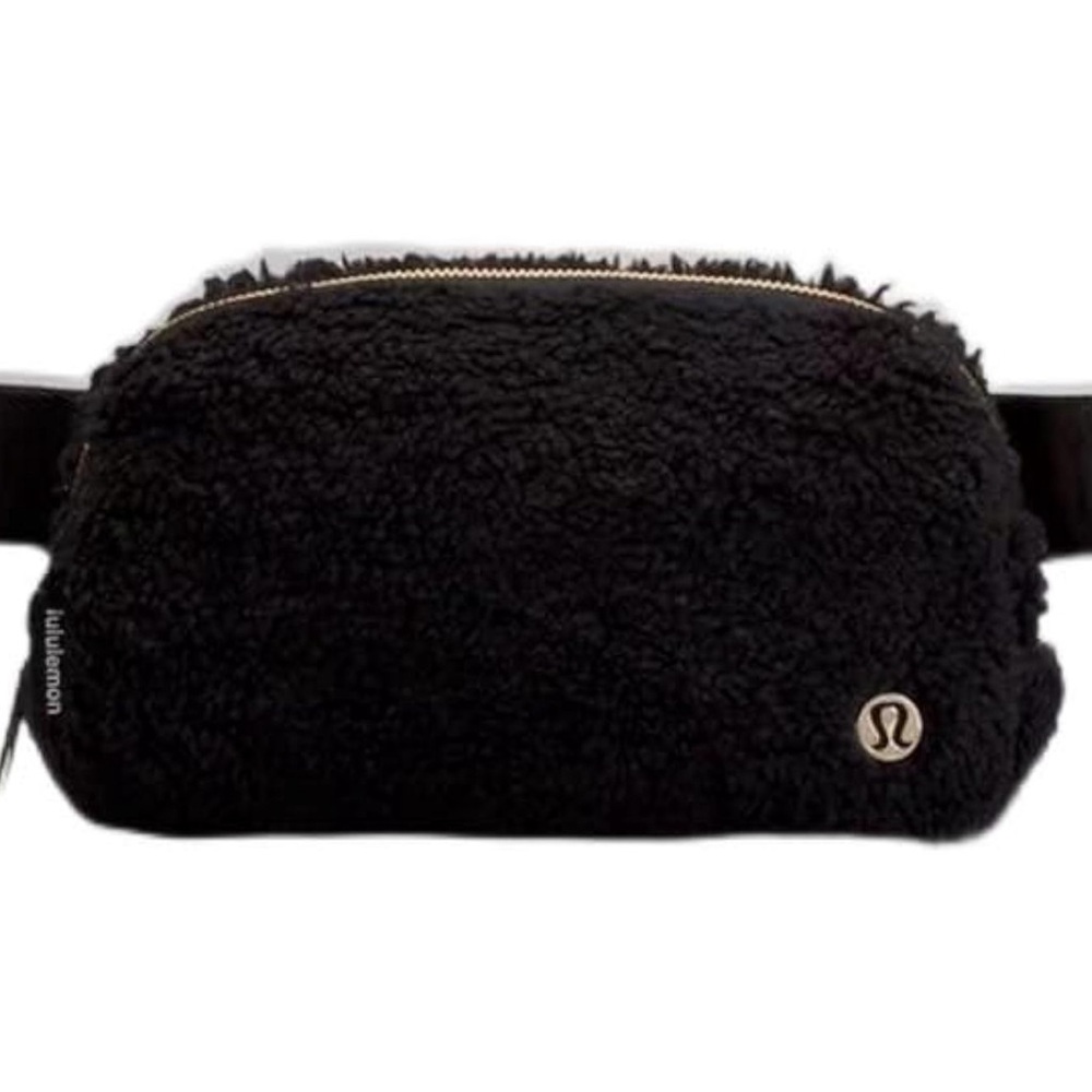 Lululemon • Sherpa Belt Bag in Black